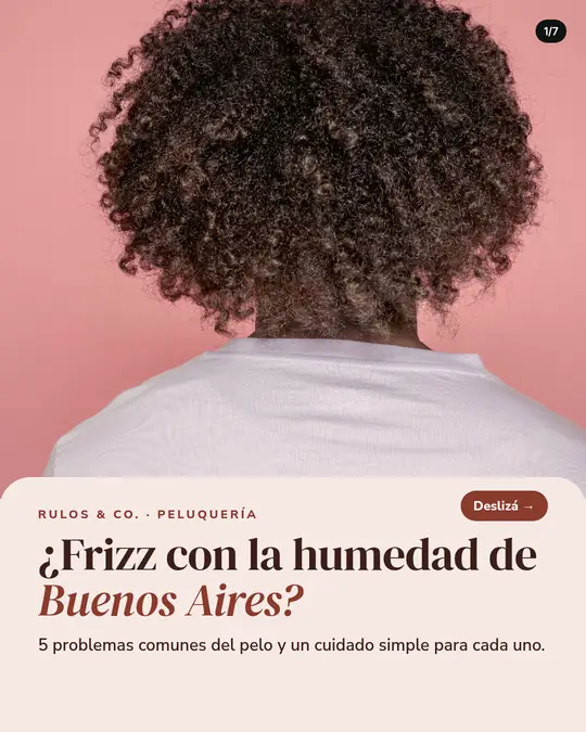 Peluquería Rulos & Co., lámina 1 de 7: Pelo con rulos visto de espaldas sobre fondo rosa. Texto: ¿Frizz con la humedad de Buenos Aires? 5 problemas comunes del pelo y un cuidado simple para cada uno.