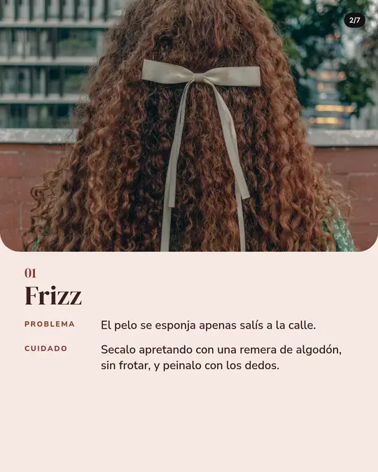 Peluquería Rulos & Co., lámina 2 de 7: Pelo largo con rulos, de espaldas, atado con un moño de cinta. Texto: 01, Frizz. Problema: El pelo se esponja apenas salís a la calle. Cuidado: Secalo apretando con una remera de algodón, sin frotar, y peinalo con los dedos.