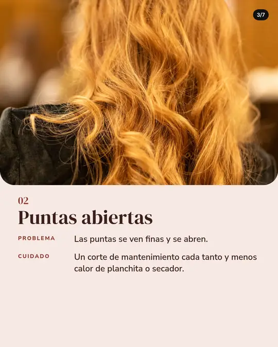 Peluquería Rulos & Co., lámina 3 de 7: Pelo rubio con ondas visto de espaldas, en un interior cálido. Texto: 02, Puntas abiertas. Problema: Las puntas se ven finas y se abren. Cuidado: Un corte de mantenimiento cada tanto y menos calor de planchita o secador.