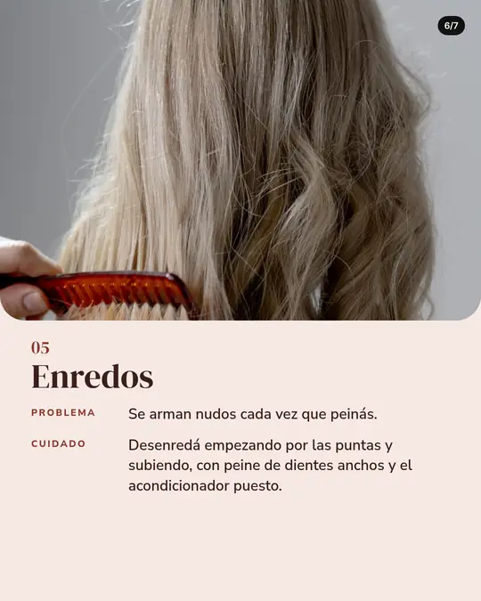 Peluquería Rulos & Co., lámina 6 de 7: Una mano pasa un peine rojo por pelo rubio ondulado, de espaldas. Texto: 05, Enredos. Problema: Se arman nudos cada vez que peinás. Cuidado: Desenredá empezando por las puntas y subiendo, con peine de dientes anchos y el acondicionador puesto.