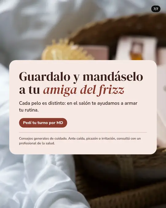 Peluquería Rulos & Co., lámina 7 de 7: Cepillo de madera en una canasta de mimbre, de fondo. Tarjeta: Guardalo y mandáselo a tu amiga del frizz. Cada pelo es distinto: en el salón te ayudamos a armar tu rutina. Botón: Pedí tu turno por MD. Aclaración: consejos generales; ante caída, picazón o irritación, consultá con un profesional de la salud.