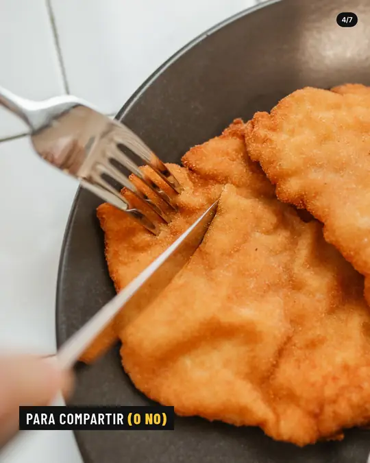 Bodegón La Esquina, lámina 4 de 7: Tenedor y cuchillo cortando una milanesa en un plato negro.