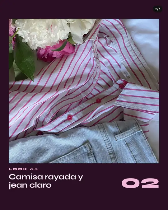 Tienda Ciruela, lámina 2 de 7: Camisa blanca con rayas rosas sobre un jean claro, con flores blancas y fucsias. Texto: Look 02, Camisa rayada y jean claro.