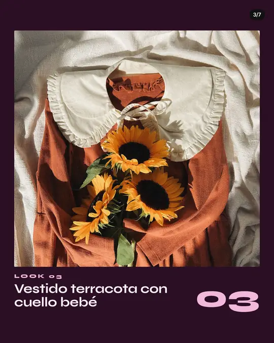 Tienda Ciruela, lámina 3 de 7: Vestido color terracota con cuello bebé de puntilla blanca y un ramo de girasoles. Texto: Look 03, Vestido terracota con cuello bebé.