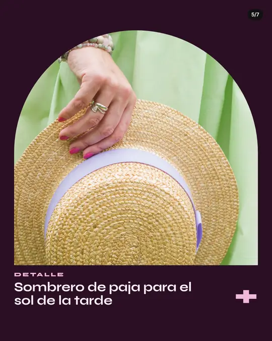 Tienda Ciruela, lámina 5 de 7: Mano con anillos sostiene un sombrero de paja frente a una falda verde agua. Texto: Detalle, Sombrero de paja para el sol de la tarde.