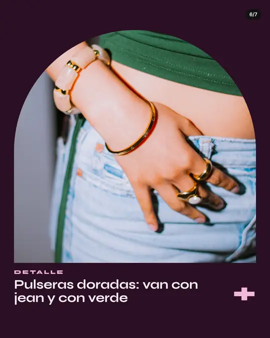 Tienda Ciruela, lámina 6 de 7: Mano con pulseras y anillos dorados apoyada en un jean, con remera verde. Texto: Detalle, Pulseras doradas: van con jean y con verde.