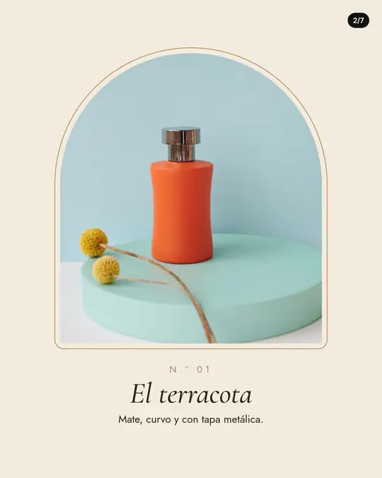 Perfumería Azahar, lámina 2 de 7: Frasco naranja terracota de forma curva con tapa plateada, sobre un pedestal verde agua. Texto: N.º 01, El terracota. Mate, curvo y con tapa metálica.