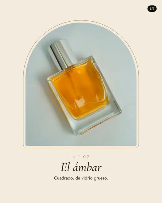 Perfumería Azahar, lámina 3 de 7: Frasco cuadrado de vidrio grueso con líquido ámbar, apoyado sobre una superficie clara. Texto: N.º 02, El ámbar. Cuadrado, de vidrio grueso.