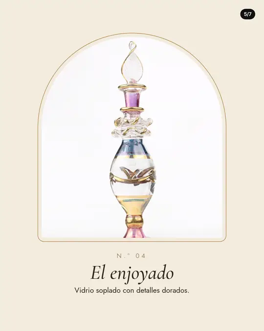 Perfumería Azahar, lámina 5 de 7: Frasco alto de vidrio soplado con detalles dorados y lilas sobre fondo blanco. Texto: N.º 04, El enjoyado. Vidrio soplado con detalles dorados.