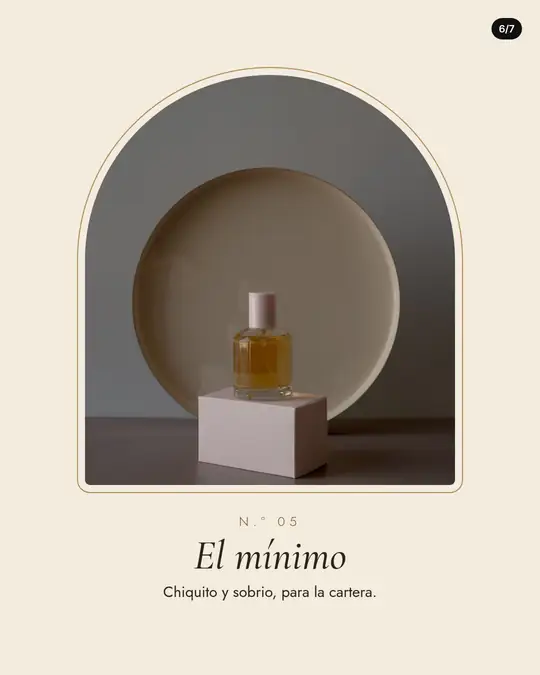 Perfumería Azahar, lámina 6 de 7: Frasco chico de vidrio con tapa rosada sobre un cubo blanco, con un plato redondo detrás. Texto: N.º 05, El mínimo. Chiquito y sobrio, para la cartera.