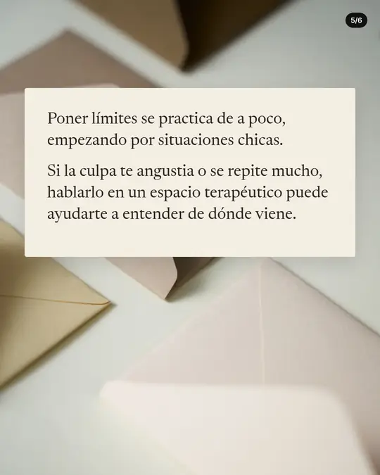 Lic. Paula · psicóloga, lámina 5 de 6: Sobres de papel en tonos claros, de fondo. Tarjeta: Poner límites se practica de a poco, empezando por situaciones chicas. Si la culpa te angustia o se repite mucho, hablarlo en un espacio terapéutico puede ayudarte a entender de dónde viene.