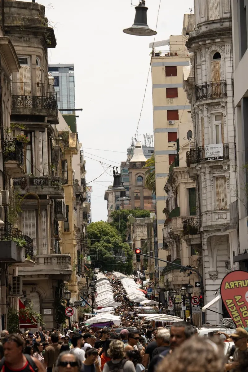 Calle de San Telmo con puestos de feria