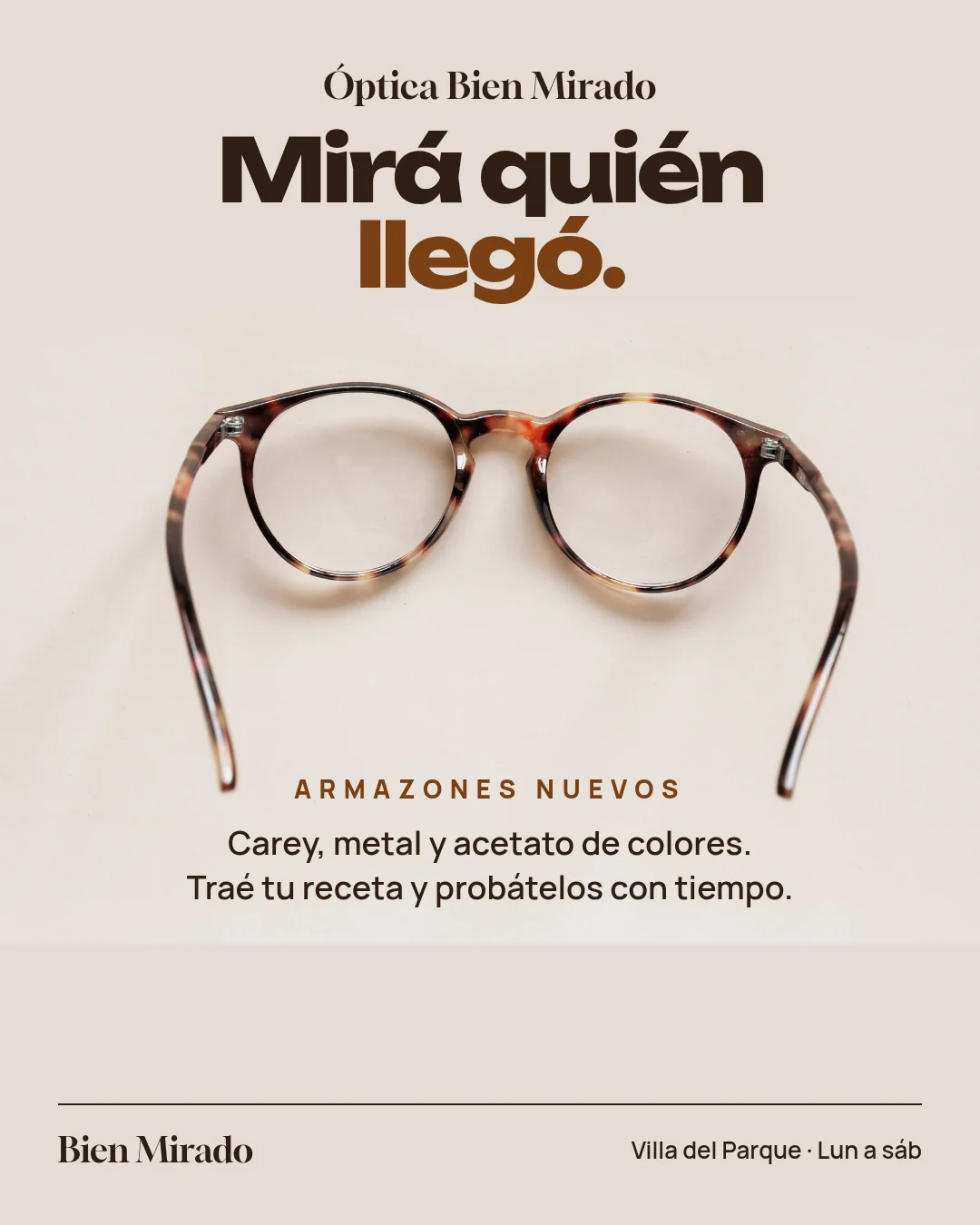 Anteojos redondos de carey sobre una superficie clara. Título: «Mirá quién llegó.» Anuncia armazones nuevos de carey, metal y acetato de colores e invita a traer la receta y probarlos con tiempo. Abajo, la marca Bien Mirado, Villa del Parque, de lunes a sábado.