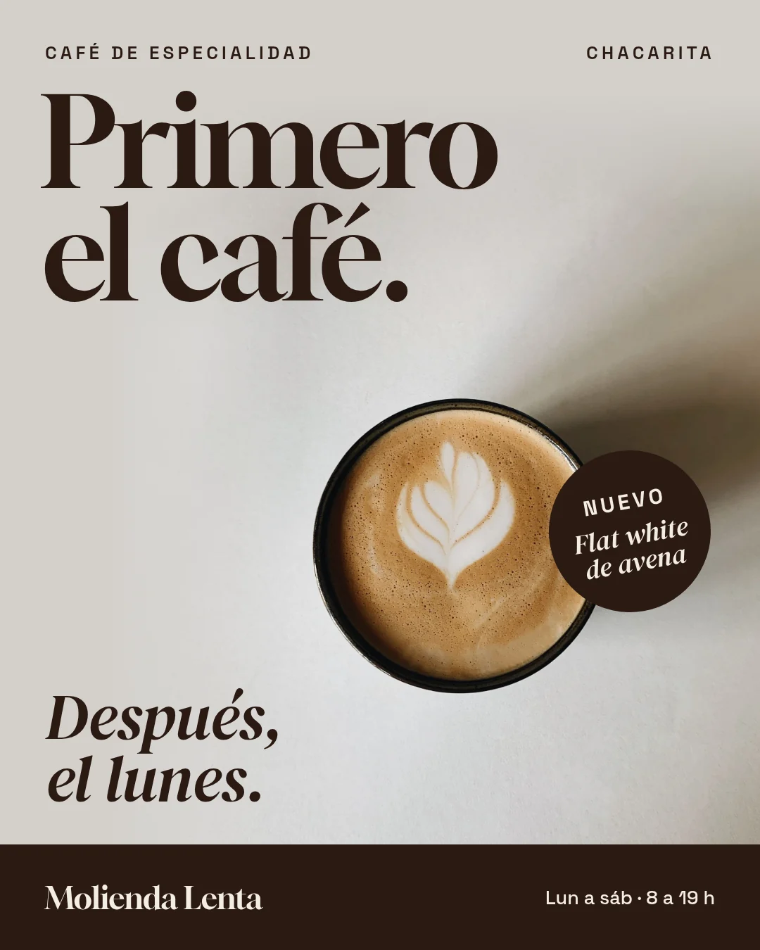 Taza de cerámica con flat white y dibujo de latte sobre fondo crema. Arriba: «Primero el café. Después, el lunes.» Sticker redondo que anuncia el nuevo flat white de avena. Abajo, la marca Molienda Lenta y el horario de lunes a sábado de 8 a 19 h.