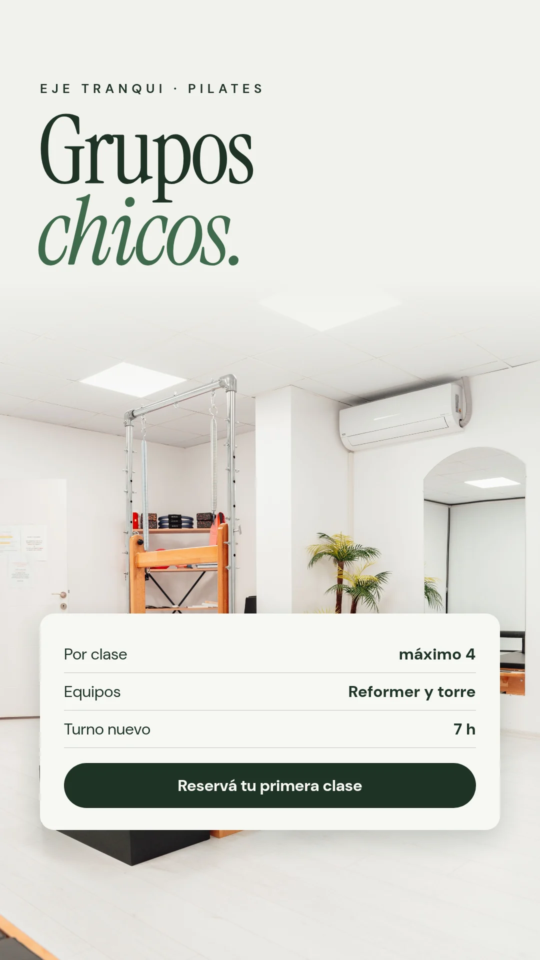 Torre de pilates en una sala blanca con luz natural. Título: «Grupos chicos.» Tarjeta con tres datos: máximo 4 por clase, equipos reformer y torre, turno nuevo a las 7 h. Botón para reservar la primera clase.
