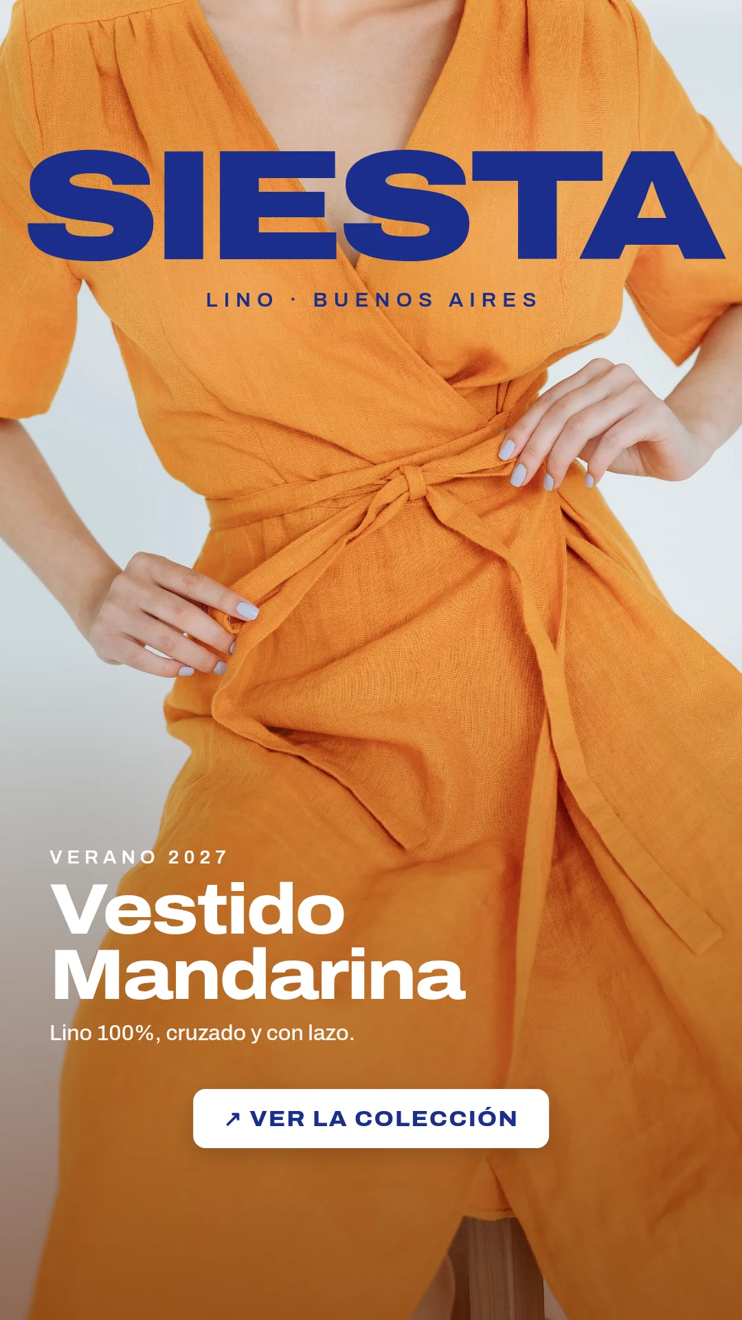 Story 9:16 de Siesta, ropa de lino: vestido naranja, el logotipo grande en azul y el botón «Ver la colección»